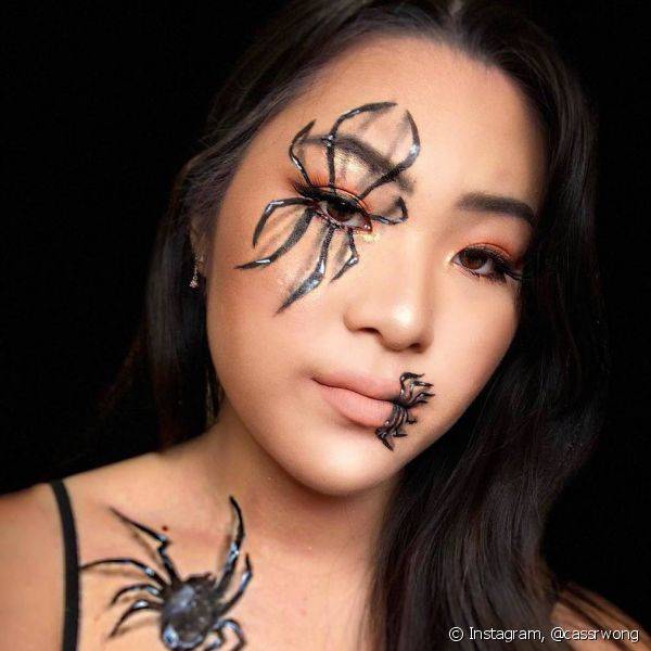 A aranha 3D ? divertida como as sagitarianas e combina muito com o Halloween (Foto: Instagram @cassrwong)